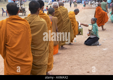 Les moines attendent en ligne pour le matin, l'Aumône, Wat Phu Banque D'Images