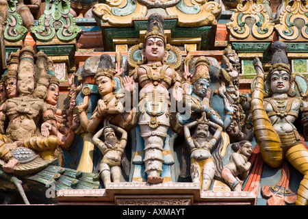 Figures sculptées sur un gopuram, Temple Meenakshi, Madurai, Tamil Nadu, Inde Banque D'Images