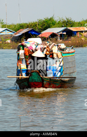 Cambodge Lac Tonle Sap , Phnom Krom , magasin général sur le bateau en transit pour vendre des marchandises avec dame en chapeau conique non bai tho Banque D'Images