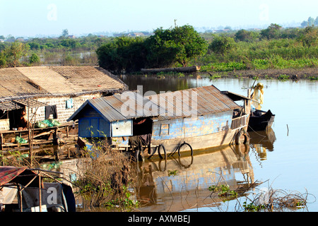 Le Cambodge , Lac Tonle Sap , Phnom Krom , village shanty shack et délabrées house boat Banque D'Images