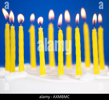 Allume les bougies du gâteau d'anniversaire close up Banque D'Images