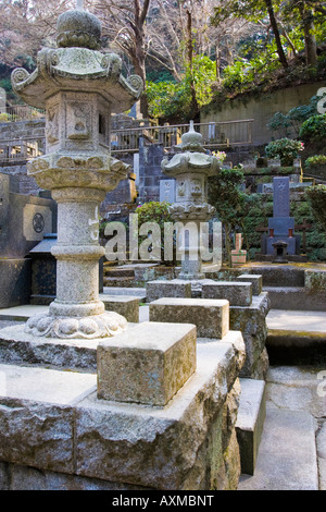 Tombes dans le cimetière japonais dans les parcelles Engakuji à Kamakura temple bouddhiste Zen au Japon Banque D'Images