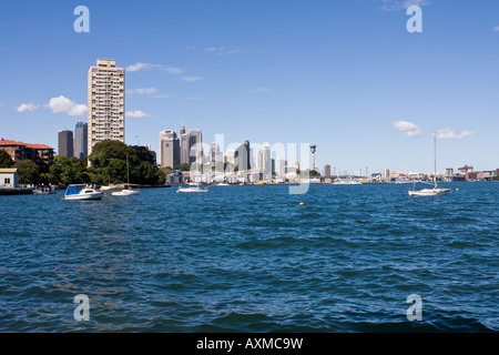 Voiliers dansant au mouillage dans la baie d'Berry avec Point Blues Tour et le CBD de Sydney dans l'arrière-plan. Banque D'Images