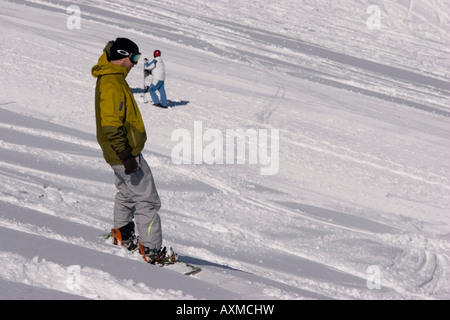 Un surfeur expérimenté est d'explorer les pistes de ski Niseko, Hokkaido, Japon. Banque D'Images