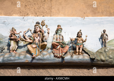 Figures sculptées sur un gopuram, Temple Meenakshi, Madurai, Tamil Nadu, Inde Banque D'Images
