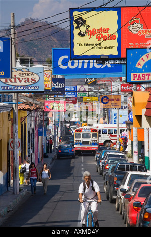 La rue principale du quartier d'affaires de la publicité en El Salvador Santa Ana Banque D'Images