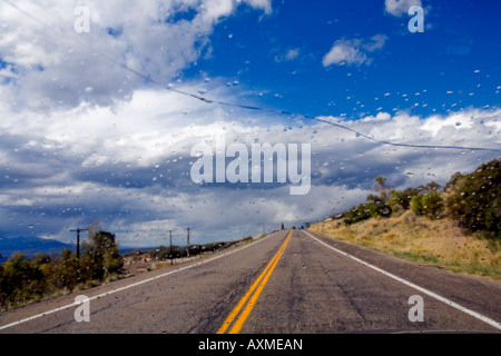 Une longue section de route est vu à travers un pare-brise fissuré à Salt Lake City juste après une averse. Banque D'Images