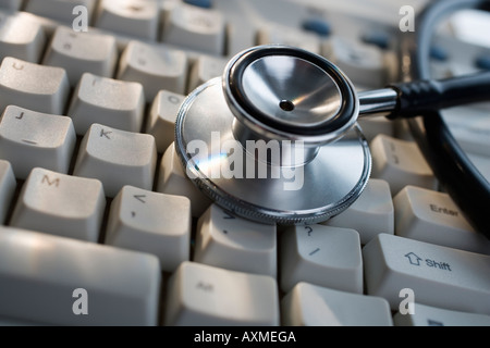 Close up of stethoscope on computer keyboard Banque D'Images