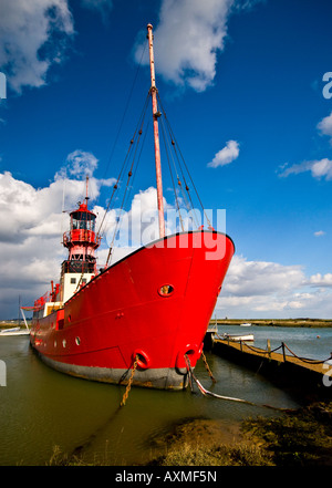 15 lège Lightvessel 15 avec une coque rouge amarré au port de plaisance de Tollesbury dans l'Essex. Banque D'Images