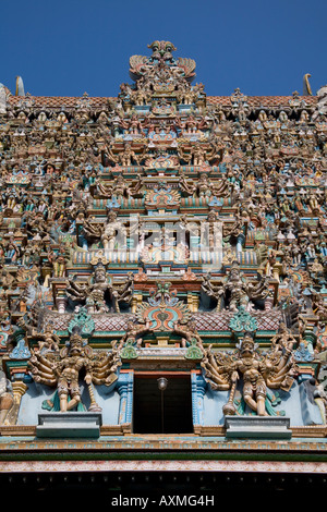 Un gopuram, Temple Meenakshi, Madurai, Tamil Nadu, Inde Banque D'Images