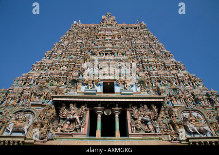 Un gopuram, Temple Meenakshi, Madurai, Tamil Nadu, Inde Banque D'Images