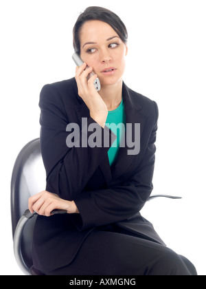 Jeune femme inquiète à l'aide de modèle de téléphone publié Banque D'Images