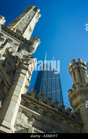 Chicago Water Tower avec John Hancock Center derrière Banque D'Images