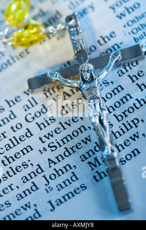 Close up of crucifix avec rosaire sur Bible Banque D'Images