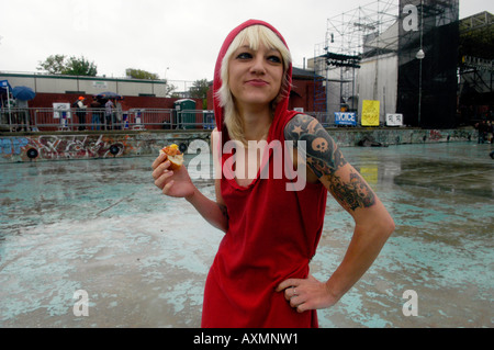 McCarren Park Pool Party dans le quartier branché d'Williamburg Banque D'Images