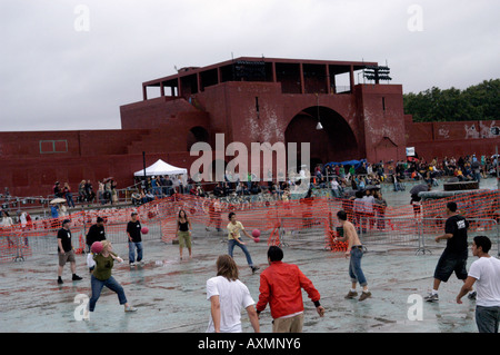 McCarren Park Pool Party dans le quartier branché d'Williamburg Banque D'Images