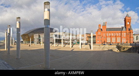 2 Une photo panoramique de la croix Wales Millennium Centre, Roald Dahl Plass et le bâtiment Pierhead dans la baie de Cardiff. Banque D'Images