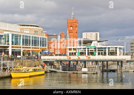 Zone centrale de la baie de Cardiff (Mermaid Quay) - une région au sud de commercialisation régénérées avec Cardiff le Pierhead Building. Banque D'Images