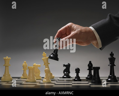 Businessman déménagement chess piece Banque D'Images