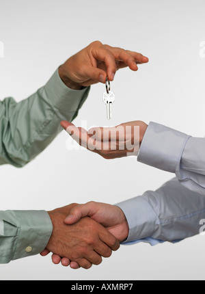 Deux hommes fermeture de la transaction et la remise des clés Banque D'Images