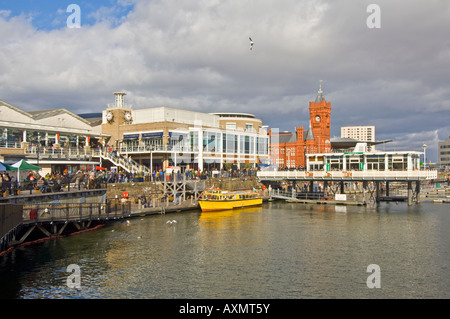 Zone centrale de la baie de Cardiff (Mermaid Quay) - une région au sud de commercialisation régénérées avec Cardiff le Pierhead Building. Banque D'Images