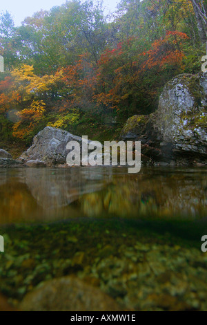 Image fractionnée d'eau douce naturel le printemps et l'automne feuillage Seoraksan Parc national de la province de Gangwon en Corée du Sud Banque D'Images