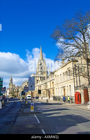 High Street, Oxford, Angleterre à l'ouest en direction de l'All Souls College et Brasenose College Banque D'Images