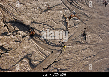 Des modèles dans le sable à marée basse dans le port de St Ives en Cornouailles Banque D'Images