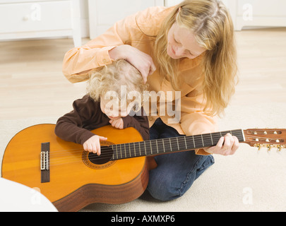 Mère et enfant jouant avec guitare Banque D'Images