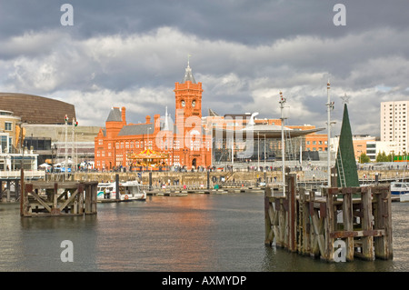 Zone centrale de la baie de Cardiff (Mermaid Quay) - une région au sud de commercialisation régénérées avec Cardiff le Pierhead Building. Banque D'Images