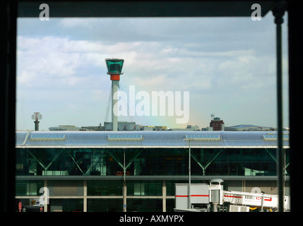 Vue depuis une fenêtre à Heathrow Terminal 5 montrant d'autres parties du terminal, la tour de contrôle et un arc-en-ciel Banque D'Images