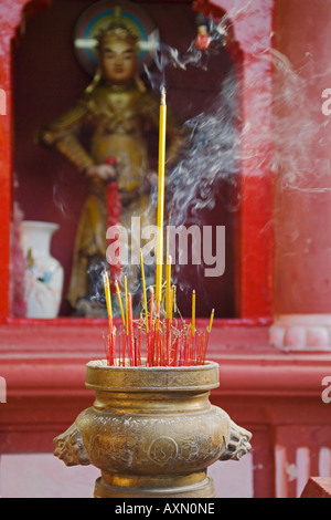 Encens brûlant dans la Pagode Ngoc Hoang Ho Chi Minh City Vietnam Banque D'Images