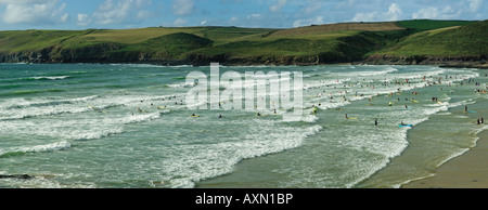 Une vue de polzeath bay la côte de Cornouailles hayle cornwall england uk surfers Banque D'Images