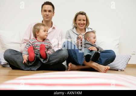 Portrait d'une famille avec deux garçons de bébé Banque D'Images