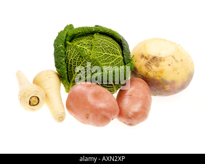 Sélection de matières premières fraîches prêtes à cuire les légumes isolé sur un fond blanc avec un chemin de détourage et aucun peuple Banque D'Images