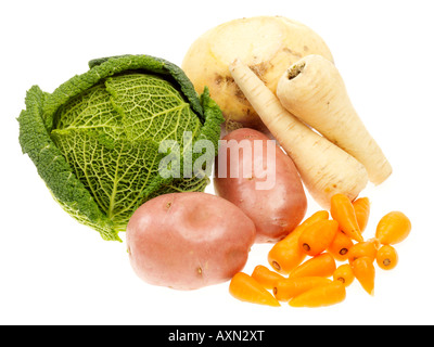 Sélection de matières premières fraîches prêtes à cuire les légumes isolé sur un fond blanc avec un chemin de détourage et aucun peuple Banque D'Images