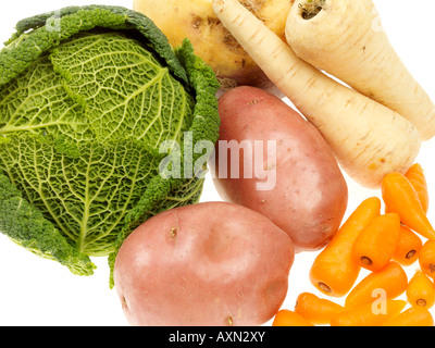 Sélection de matières premières fraîches prêtes à cuire les légumes isolé sur un fond blanc avec un chemin de détourage et aucun peuple Banque D'Images