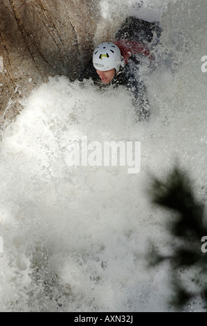 Le canyoning qui formé à partir d'alpinistes tentant de traverser des terrains accidentés dans le Perthshire Pitlochry Scotland Banque D'Images