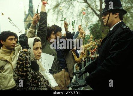 Siège de l'ambassade d'Iran, Kensington Londres Angleterre avril 1980 mai des manifestants pacifiques tiennent des fleurs au-dessus de leur tête. ANNÉES 1980 ROYAUME-UNI HOMER SYKES Banque D'Images