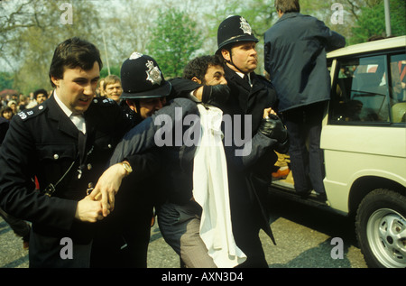 L'ambassade iranienne assiège Kensington Londres Angleterre mai 1980. La police procède à une arrestation. Années 1980 Royaume-Uni HOMER SYKES Banque D'Images