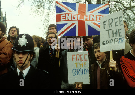 Ambassade iranienne siège Kensington Londres Angleterre mai 1980 Free the Copper il était PC Trevor Lock qui gardait l'ambassade et a pris captive 1980s Royaume-Uni Banque D'Images