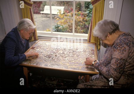 Care Home UK, vieille dame faisant un puzzle dans sa maison de retraite privée pour personnes âgées. Hampshire Angleterre années 1990 Royaume-Uni HOMER SYKES Banque D'Images