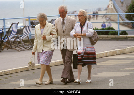 Amitié, amis marchent ensemble le long du bal, mari et femme et ami. Brighton East Sussex Angleterre des années 2001 2000 Royaume-Uni HOMER SYKES Banque D'Images