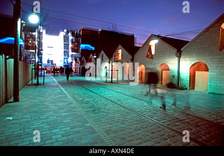 Paris France, bercy village à Paris, illuminé la nuit zone piétonne rue commerçante, lampadaire Banque D'Images