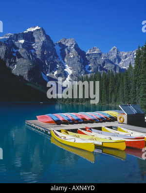 Canoës sur le lac Moraine sous les imposants pics Wenkchemna dans le parc national de Banff Alberta Canada Banque D'Images