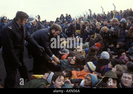 La police arrête des manifestants pour la paix sur une base aérienne de missiles de croisière nucléaires Greenham Common Berkshire Angleterre décembre 1982 années 1980 Royaume-Uni HOMER SYKES Banque D'Images