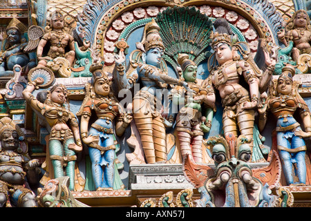 Figures sculptées sur un gopuram, Temple Meenakshi, Madurai, Tamil Nadu, Inde Banque D'Images