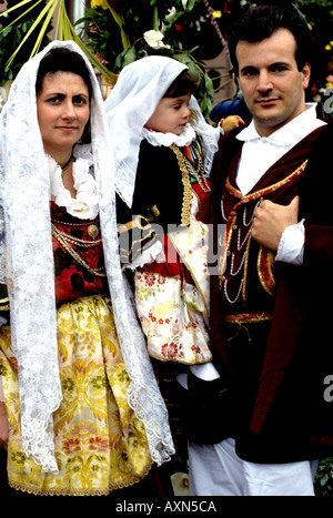 Les gens costumés à la couleur spectaculaire festival annuel de Saint Ephisio à Cagliari en Sardaigne, Italie Banque D'Images