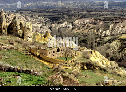 Le plus visité de cheminées de fées des formations rocheuses avec des habitations troglodytes en Cappadoce Goreme ,,Turquie Banque D'Images