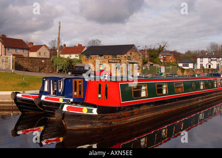 Bateaux et barges du canal sur le canal de Shropshire Union près de l'Aqueduc Pont Cysyllte Clwyd Pays de Galles UK Royaume-Uni GB Banque D'Images